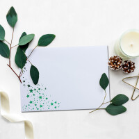 50x Weihnachts-Briefumschläge - DIN C6 - mit Grün-Metallic geprägtem Sternenregen -Farbe: Weiß - Nassklebung, 90 g/m² - 114 x 162 mm - Marke: GUSTAV NEUSER